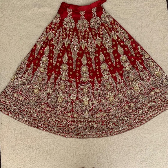 Traditional Pakistani Indian bridal lehenga in red - Picture 7 of 16